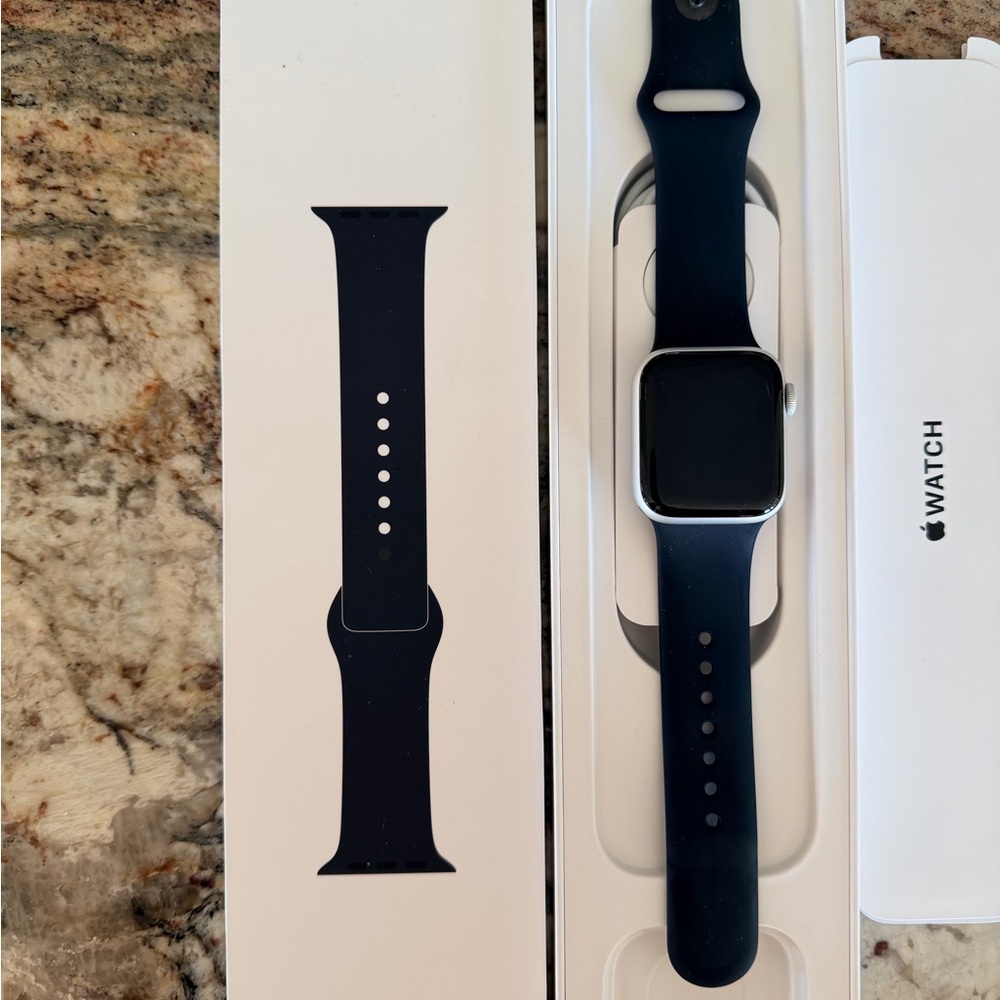 Apple Watch SE 1st generation- black band